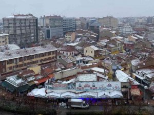 Eskişehir’de çatılar beyaza bürünürken, yerler ıslak kaldı