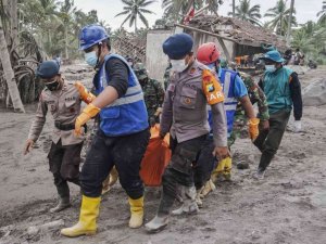 Endonezya’da Semeru Yanardağı için alarm seviyesi yükseltildi
