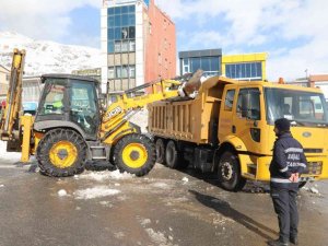Başkale’de kamyonlarla kar taşınıyor
