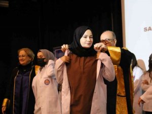 Beyaz önlüklerini törenle giydiler