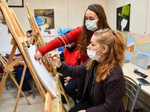 Kadınlar karakalem resim çizmeyi öğreniyor