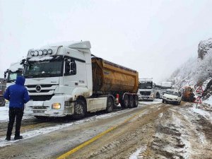 Zigana dağında kar yağışı ulaşımı olumsuz etkiliyor