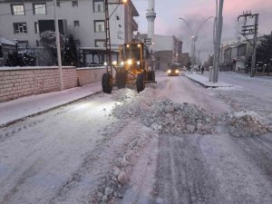 Özalp’ta karla mücadele