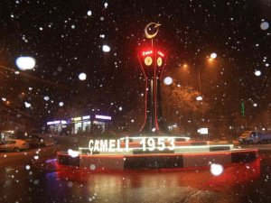 Denizli kent merkezine beklenen ilk kar düştü