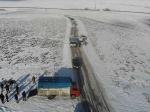 Buz tutan yollar sürücülere çile oldu