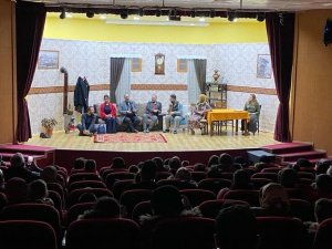 Aziziye Belediyesi’nden tiyatro ziyafeti