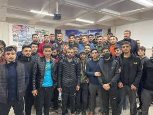 Vali dolmuş fiyatlarına tepki gösteren öğrencilerle bir araya geldi