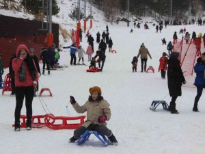 Binler Palandöken’e akın etti, pistler doldu taştı