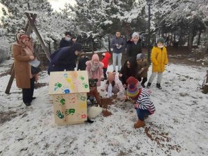 Yozgat’ta minik öğrenciler hayvanlar için yuva yapıp yiyecek bıraktı