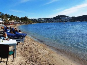 Güneşi gören sahile koştu