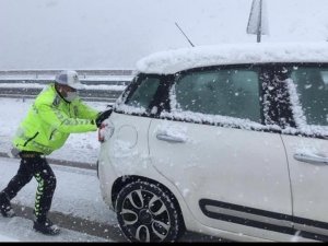Isparta’da sürücülerin yardımına polis koştu