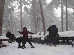 Belenova beyaza büründü, çocuklar doyasıya eğlendi