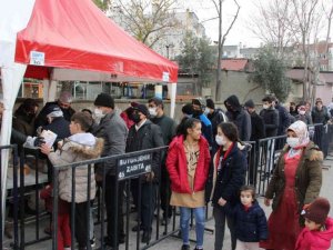 Manisa’da Trabzonsporlu taraftarlardan bir ton hamsi ikramı