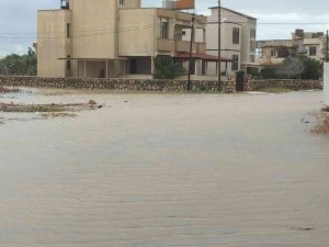 Hatay’da fırtına ve yağmur hayatı olumsuz etkiledi