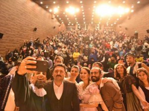 Altıeylül’de tiyatrolar kapalı gişe oynuyor