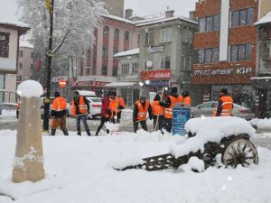 Akşehir’de kar temizliği çalışmaları sürüyor