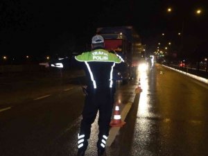 Kırıkkale-Kayseri karayolunda sis ve kar engeli: Tırlar Konya yolundan gönderildi