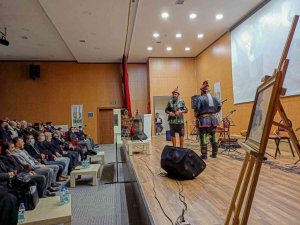 ‘Gençlik Buluşması’nda Hacivat-Karagöz gösterisi