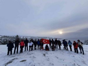 Doğa tutkunları karlı havada bin 450 metreye çıktı