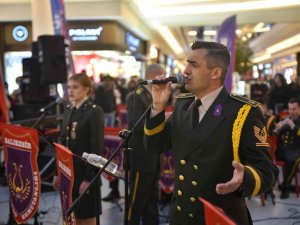 Askeri bandodan anlamlı konser