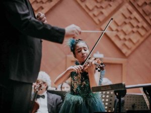 14 yaşındaki Elif’ten uluslararası müzik yarışmalarında birincilik
