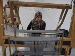 Burdurlu kadınlar 300 yıllık Alaca dokumayı ilmek ilmek dokuyarak yaşatıyor
