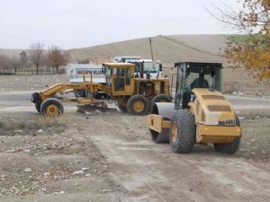 Karaköprü kırsalında yol çalışması