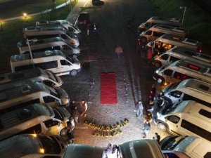 Görülmemiş evlenme teklifi: Servis araçlarıyla evlenme teklif etti