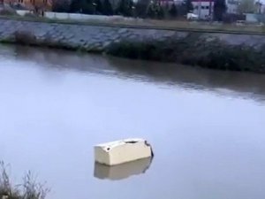 Dereye atılan buzdolabı görenleri şaşkına çevirdi: