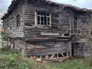 Alaplı’da tehlikeli ahşap evler için yıkım kararı çıktı