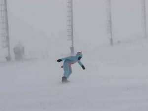Şiddetli kar fırtınası, Palandöken’de kayak yapanlara zor anlar yaşattı