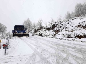 Karla mücadele ekipleri çalışmalarını sürdürüyor