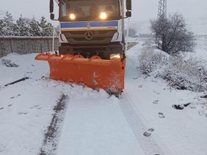 Sincan Belediye ekipleri karla mücadele için sahadaydı