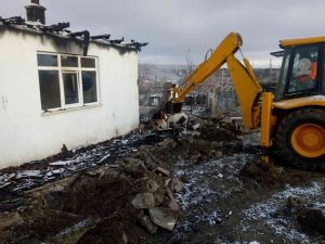 Pursaklar Belediyesi ilçeyi metruk yapılardan temizliyor