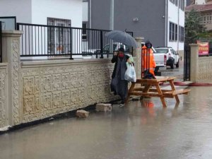 Okulun sokağını su bastı