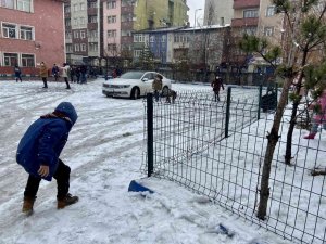 Ağrı beyaza büründü, karın tadını çocuklar çıkardı