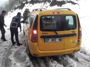 Kar sebebiyle kapanan yollarda zorlu mesai