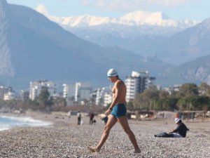 30 dakikada iki mevsim yaşayan Antalyalılar karlı dağlara karşı kulaç attı