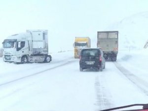 Kar ve tipi mahsur bıraktı, tırlar yolda kaldı
