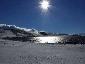 Kars’ta Aygır Gölü’nün etrafı beyaza büründü