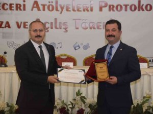 MHP’ye ’Tasarım Beceri Atölye’sine katkı plaketi