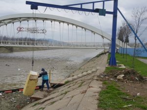 Dereye atılan buzdolabı vinçle çıkarılarak geri dönüşüm alanına bırakıldı