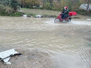 Samandağ’da fırtına ve yağmur etkili oluyor