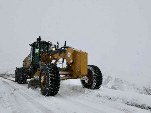 Ağrı’da “Kar Kaplanları” kapanan yollar için seferber oldu