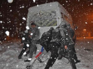 Yüksekova’da tipide araçlar yolda mahsur kaldı