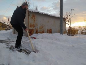Başkale’de 77 yerleşim yerinin yolu kapanandı okullar tatil edildi
