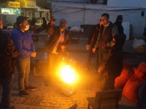 Pazarcılar soğuk havadan ateş yakarak korunmaya çalışıyor