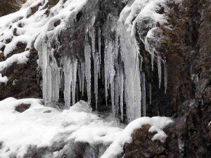 Yozgat dondu, yamaçlarda sarkıtlar oluştu, araçlar ilerlemekte güçlük çekti