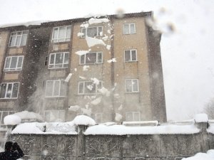 Tek katlı evler ve yön tabelaları kara gömüldü