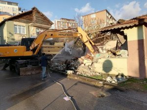 Derince’de tehlike arz eden binalar yıkılıyor